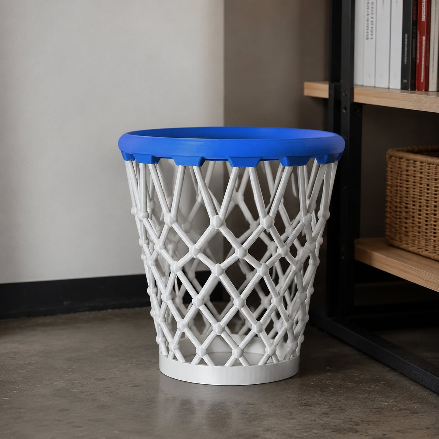Lixeira cesta de basquete com rede branca e aro azul no escritório