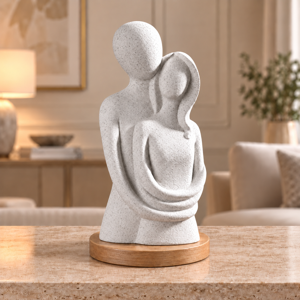 Escultura de casal Entre Nós na cor Mármore da cartela Loja do Chico, com base redonda de madeira