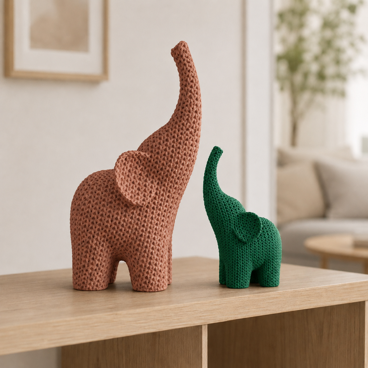 Lanoso — elefante maior em Marrom Terracota e menor em Holly Green.