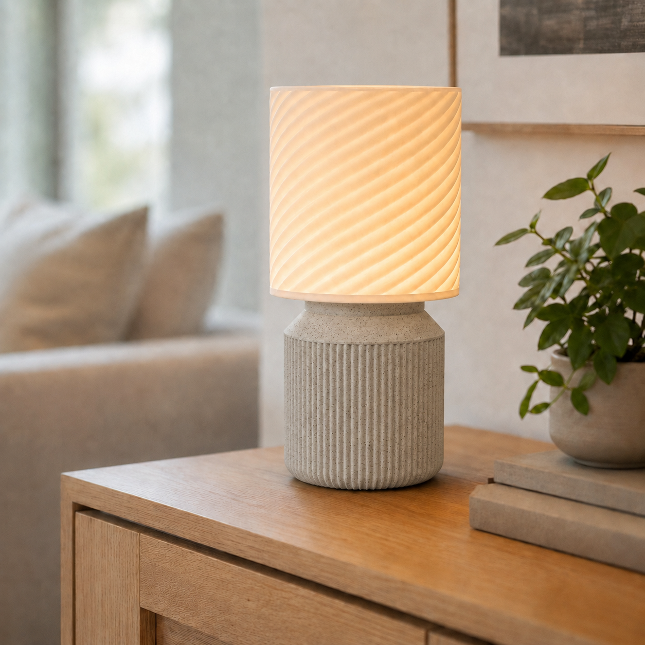 Luminária de mesa japandi com cúpula em espiral acesa, na cor mármore