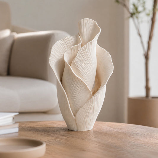 Escultura Veil Petal creme na mesa de centro