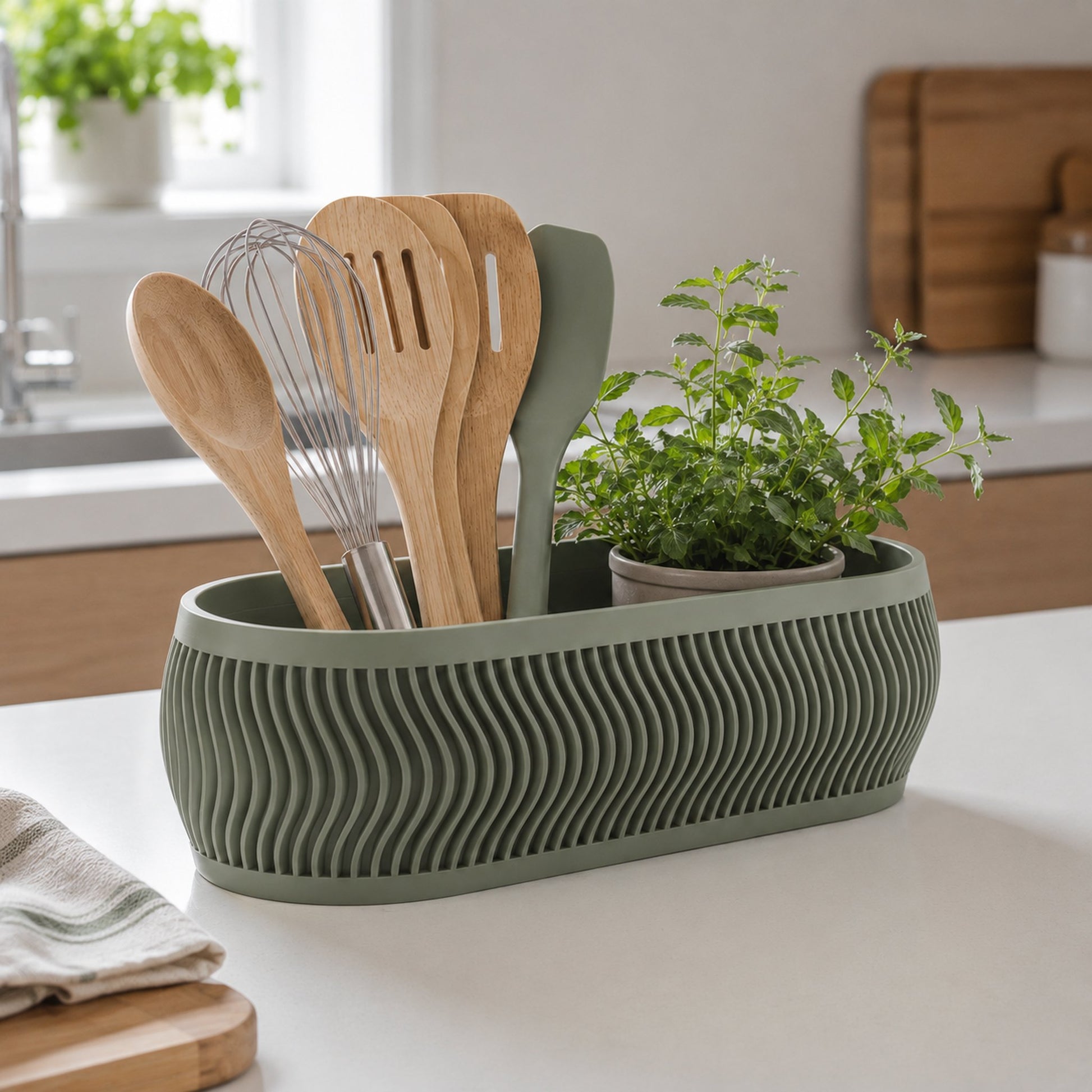 Organizador oval verde sage na cozinha com utensílios