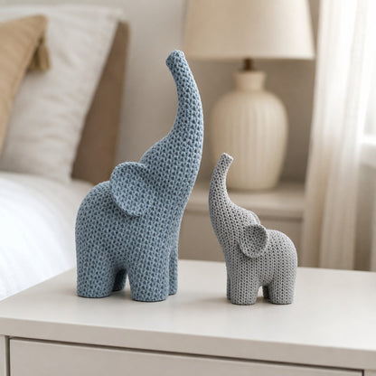 Dupla de elefantes de tricô azul e cinza em cômoda de quarto