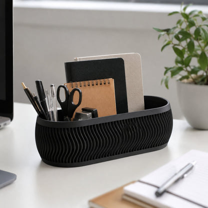 Organizador oval preto no escritório com material