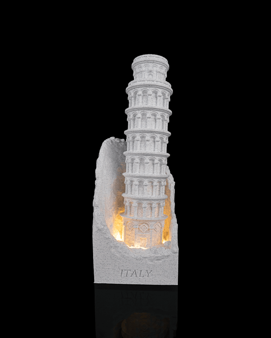 Luminária da Torre de Pisa acesa