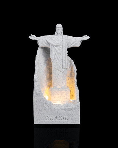 Luminária do Cristo Redentor acesa