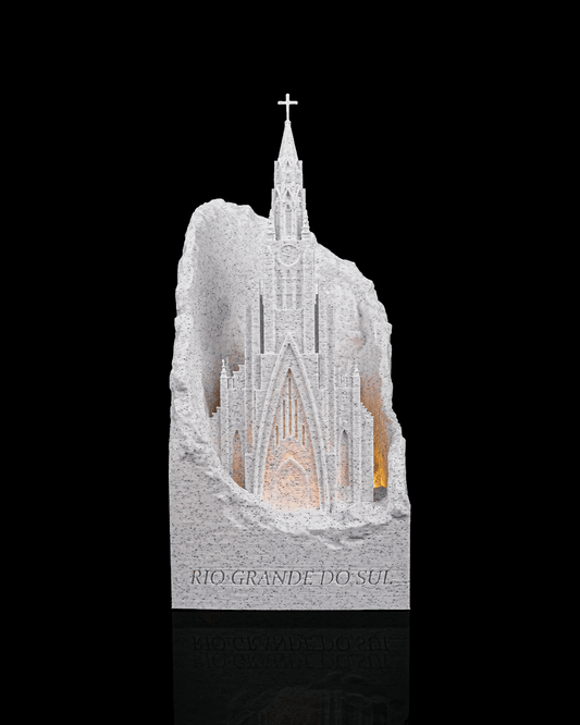 Luminária da Catedral de Pedra de Canela acesa