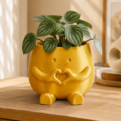 Vaso amiguinho com carinha sorridente e mãos fazendo coração, na cor dourada