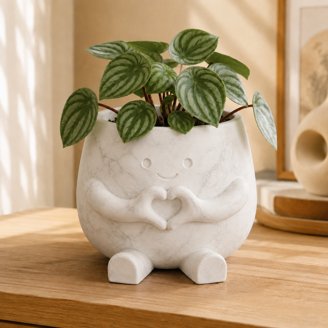 Vaso amiguinho com carinha sorridente e mãos fazendo coração, na cor mármore
