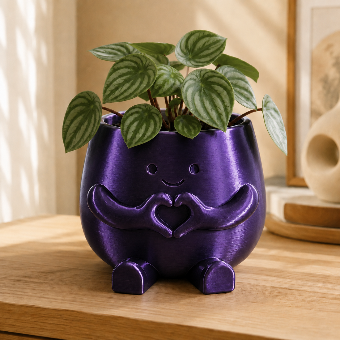 Vaso amiguinho com carinha sorridente e mãos fazendo coração, na cor preta e roxa