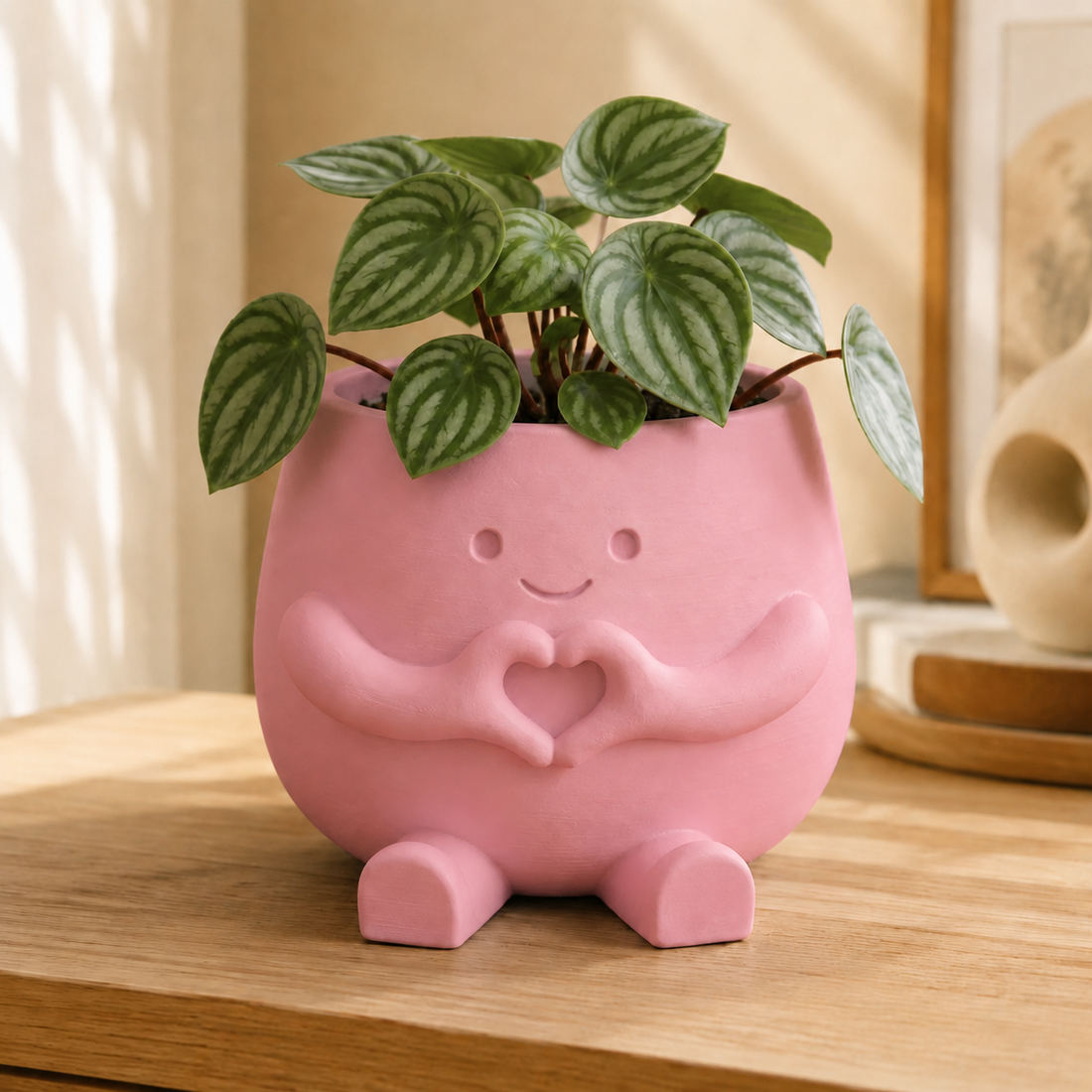 Vaso amiguinho com carinha sorridente e mãos fazendo coração, na cor rosa