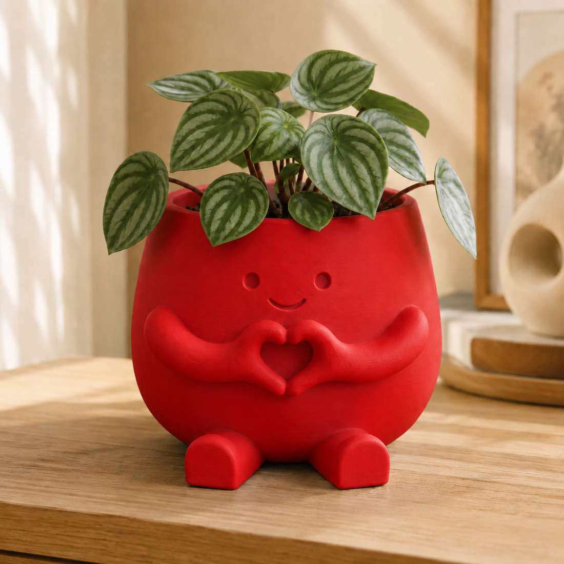 Vaso amiguinho com carinha sorridente e mãos fazendo coração, na cor vermelha