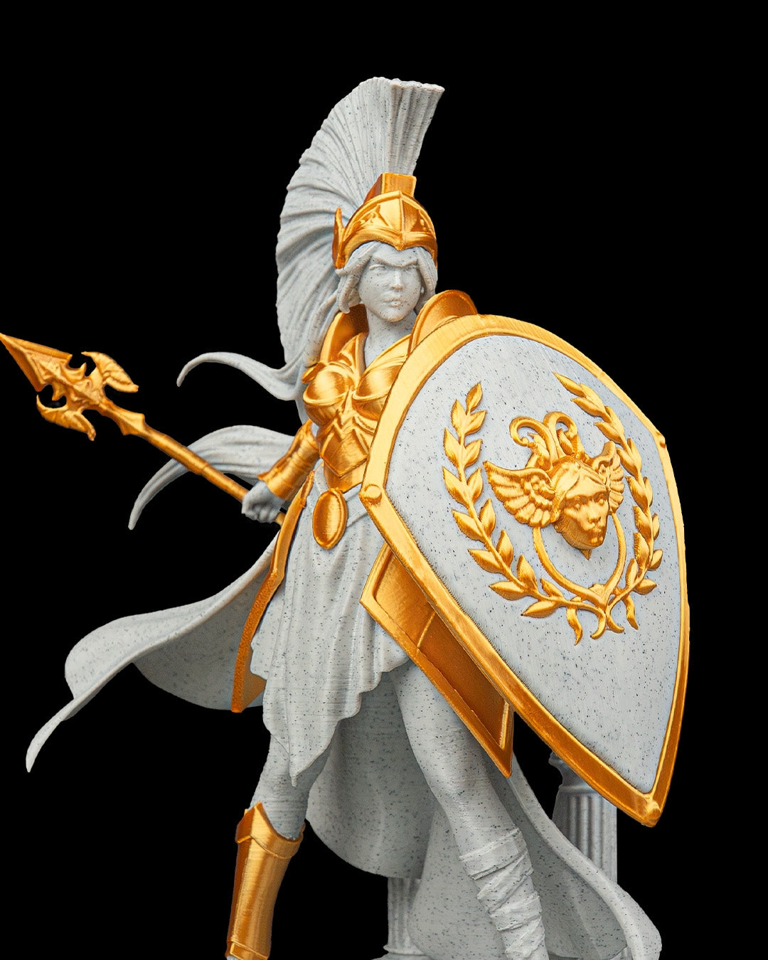 Estátua da deusa Atena empunhando a lança, com o escudo junto ao corpo