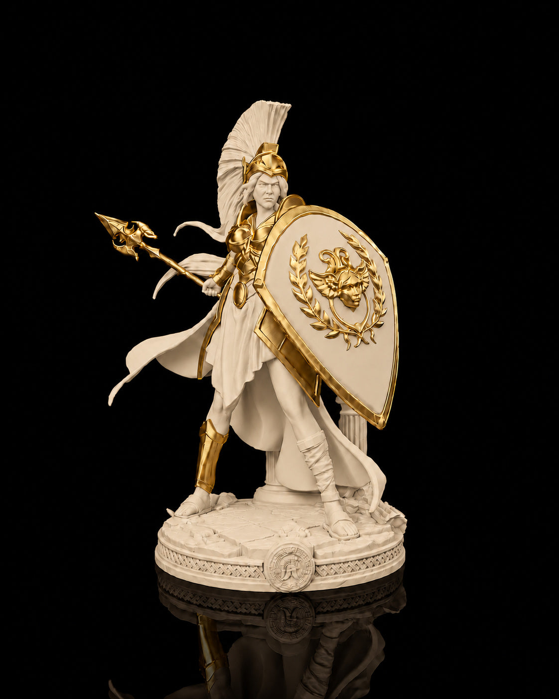 Estátua da deusa Atena em postura de batalha com lança e escudo, na cor bege, com detalhes dourados