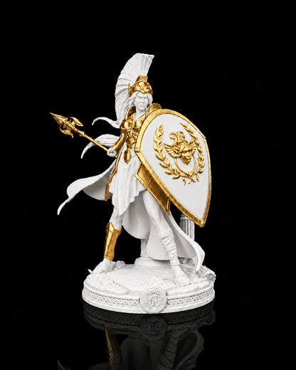Estátua da deusa Atena em postura de batalha com lança e escudo, na cor branca, com detalhes dourados