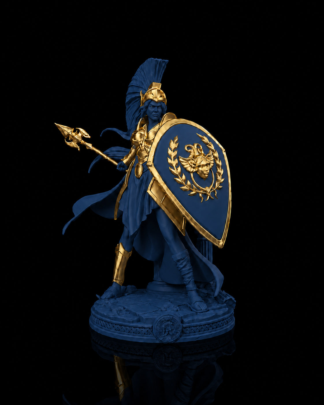 Estátua da deusa Atena em postura de batalha com lança e escudo, na cor azul-escura, com detalhes dourados