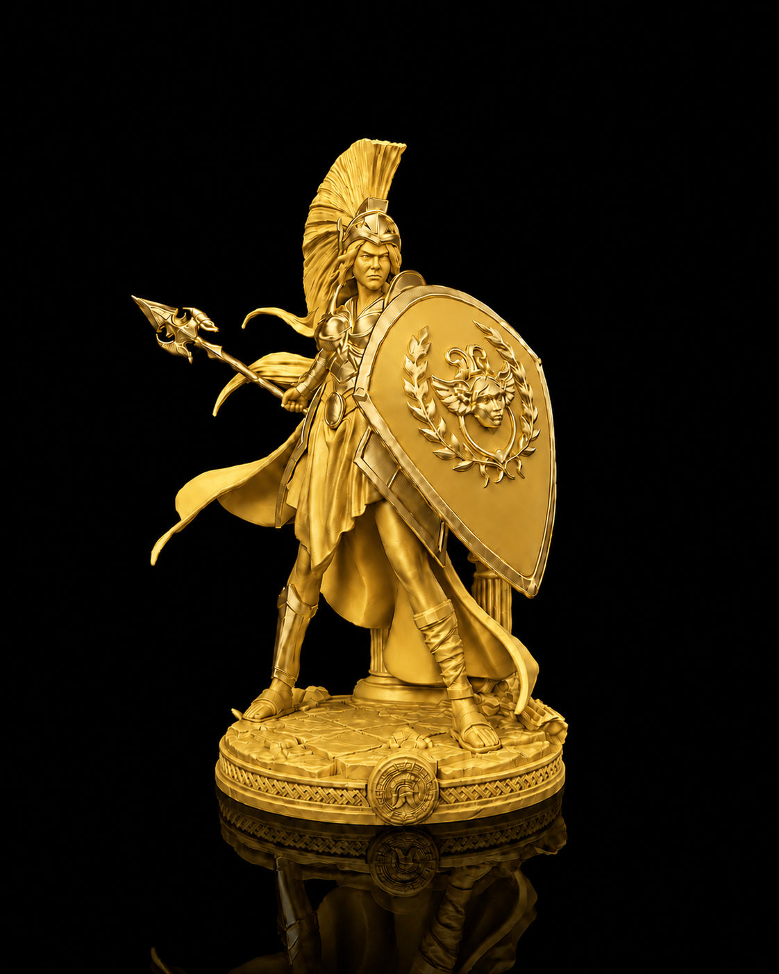 Estátua da deusa Atena em postura de batalha com lança e escudo, na cor dourada, com detalhes dourados