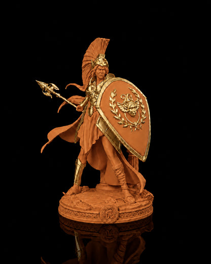 Estátua da deusa Atena em postura de batalha com lança e escudo, na cor laranja, com detalhes dourados
