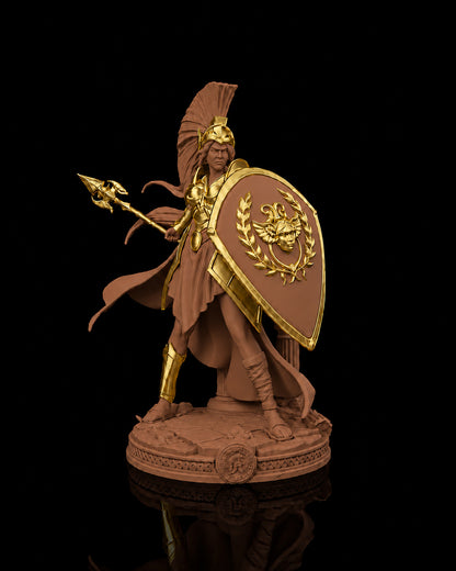 Estátua da deusa Atena em postura de batalha com lança e escudo, na cor marrom terracota, com detalhes dourados