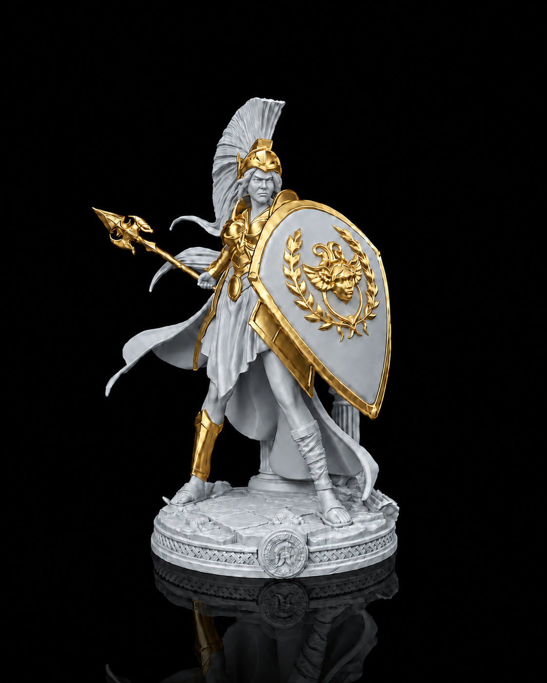 Estátua da deusa Atena em postura de batalha com lança e escudo, na cor prata, com detalhes dourados