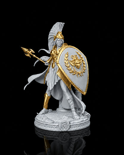 Estátua da deusa Atena em postura de batalha com lança e escudo, na cor prata, com detalhes dourados