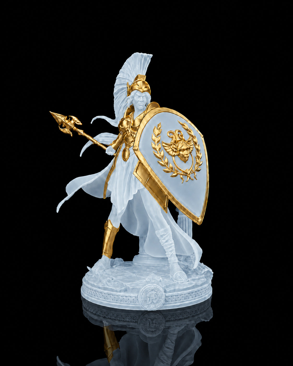 Estátua da deusa Atena em postura de batalha com lança e escudo, na cor translúcida, com detalhes dourados