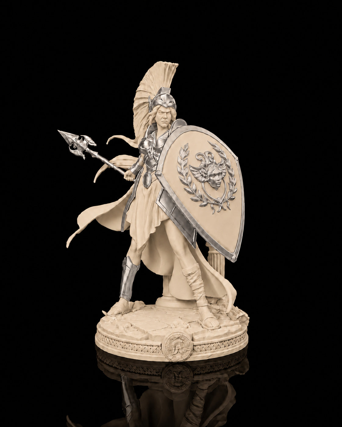 Estátua da deusa Atena em postura de batalha com lança e escudo, na cor bege, com detalhes prateados