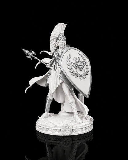 Estátua da deusa Atena em postura de batalha com lança e escudo, na cor branca, com detalhes prateados