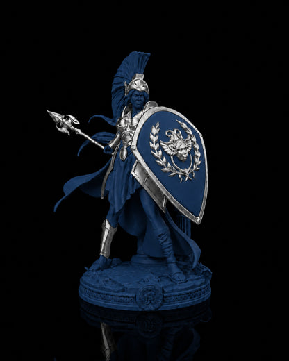 Estátua da deusa Atena em postura de batalha com lança e escudo, na cor azul-escura, com detalhes prateados
