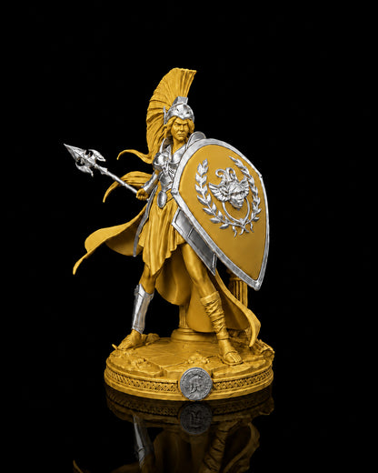 Estátua da deusa Atena em postura de batalha com lança e escudo, na cor dourada, com detalhes prateados