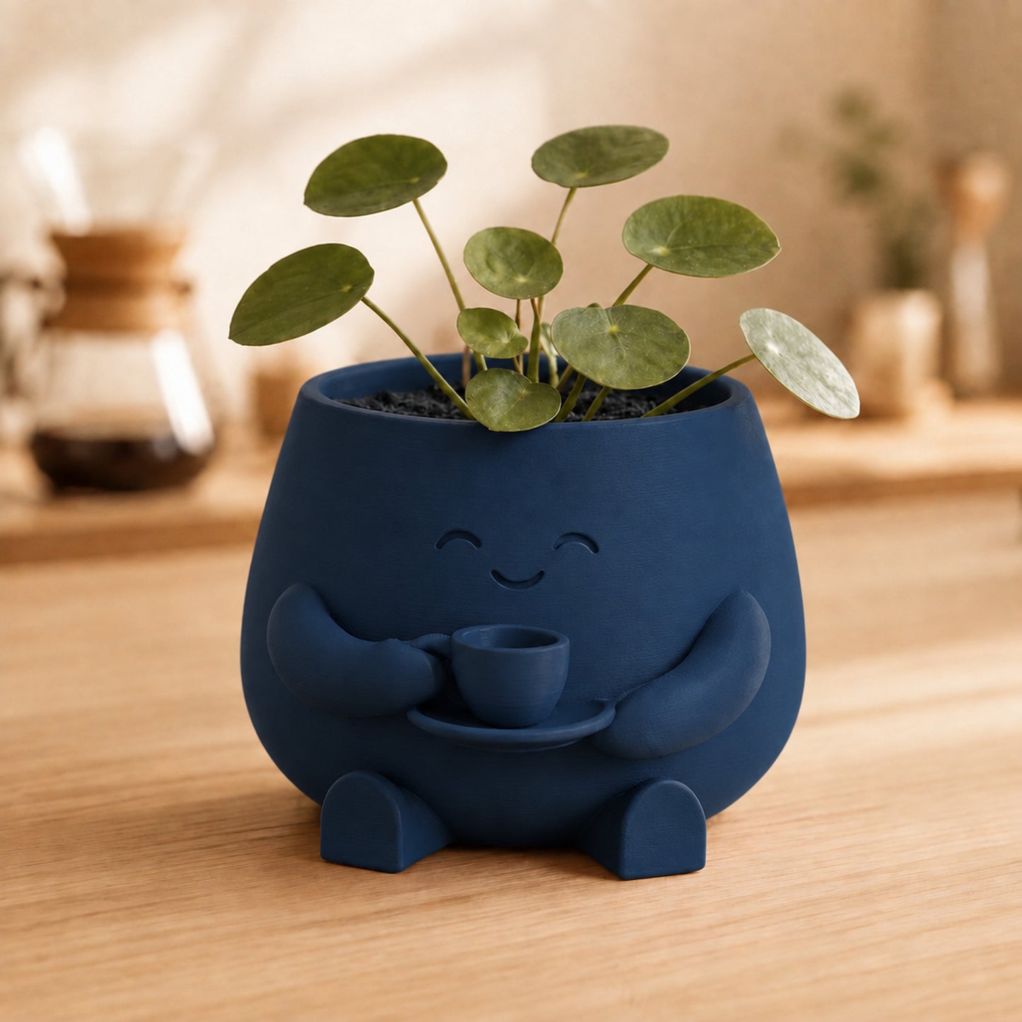 Vaso amiguinho segurando uma xícara com as duas mãos, na cor azul-escura