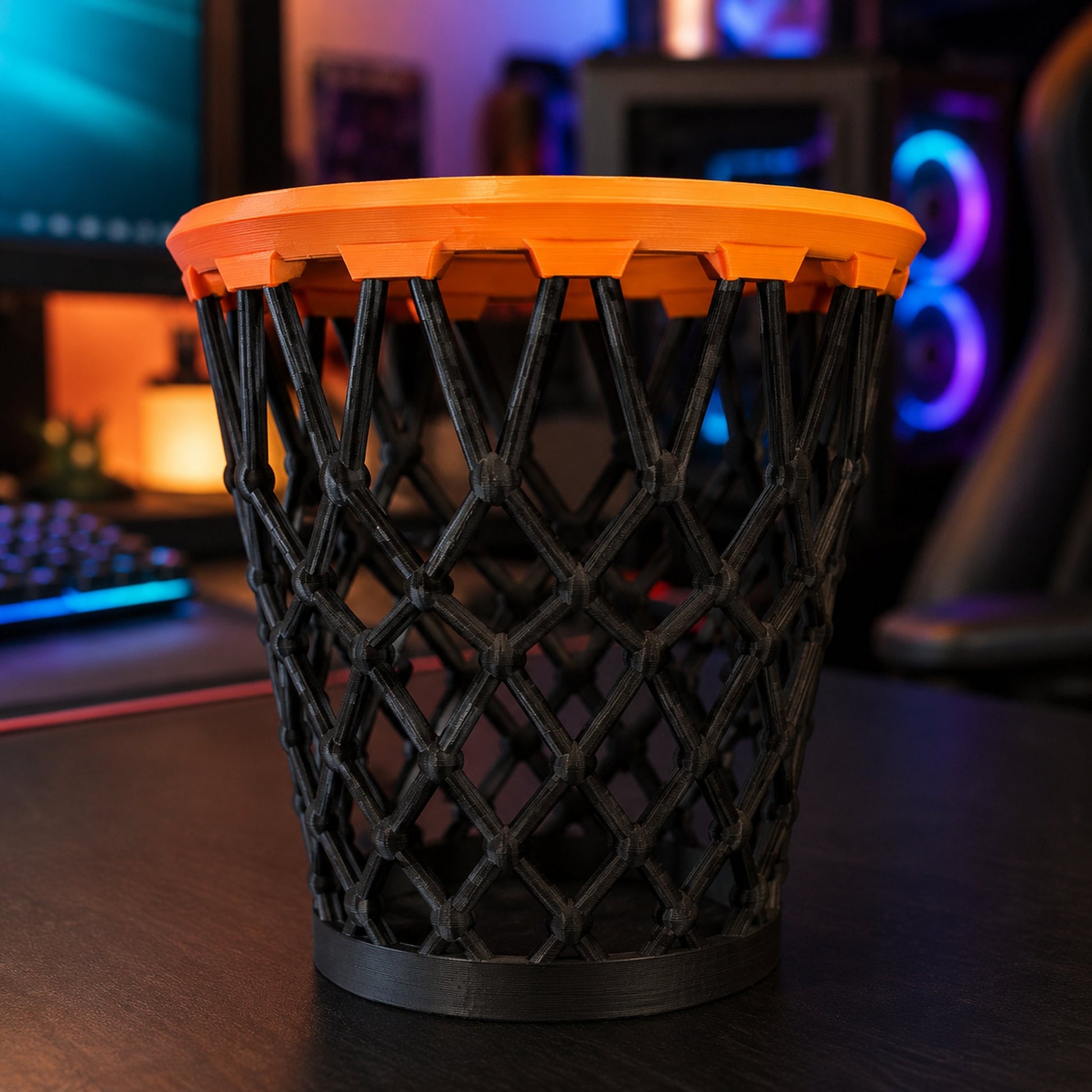 Lixeira cesta de basquete com rede preta e aro laranja no setup gamer
