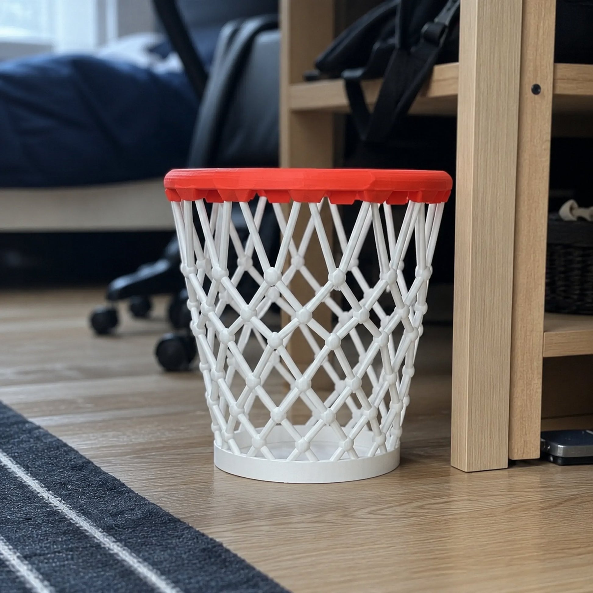 Lixeira cesta de basquete com rede branca e aro vermelho no quarto