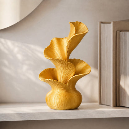 Escultura decorativa de pétalas curvas em movimento, na cor dourada