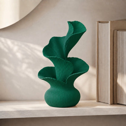 Escultura decorativa de pétalas curvas em movimento, na cor verde escura