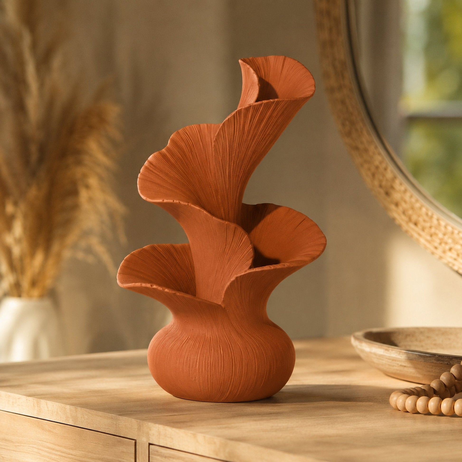Escultura decorativa de pétalas curvas em movimento, na cor marrom terracota