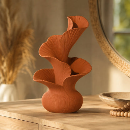 Escultura decorativa de pétalas curvas em movimento, na cor marrom terracota