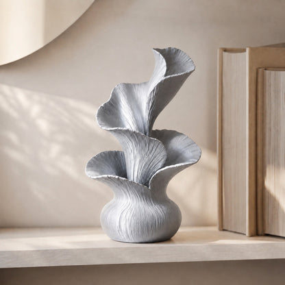Escultura decorativa de pétalas curvas em movimento, na cor prata