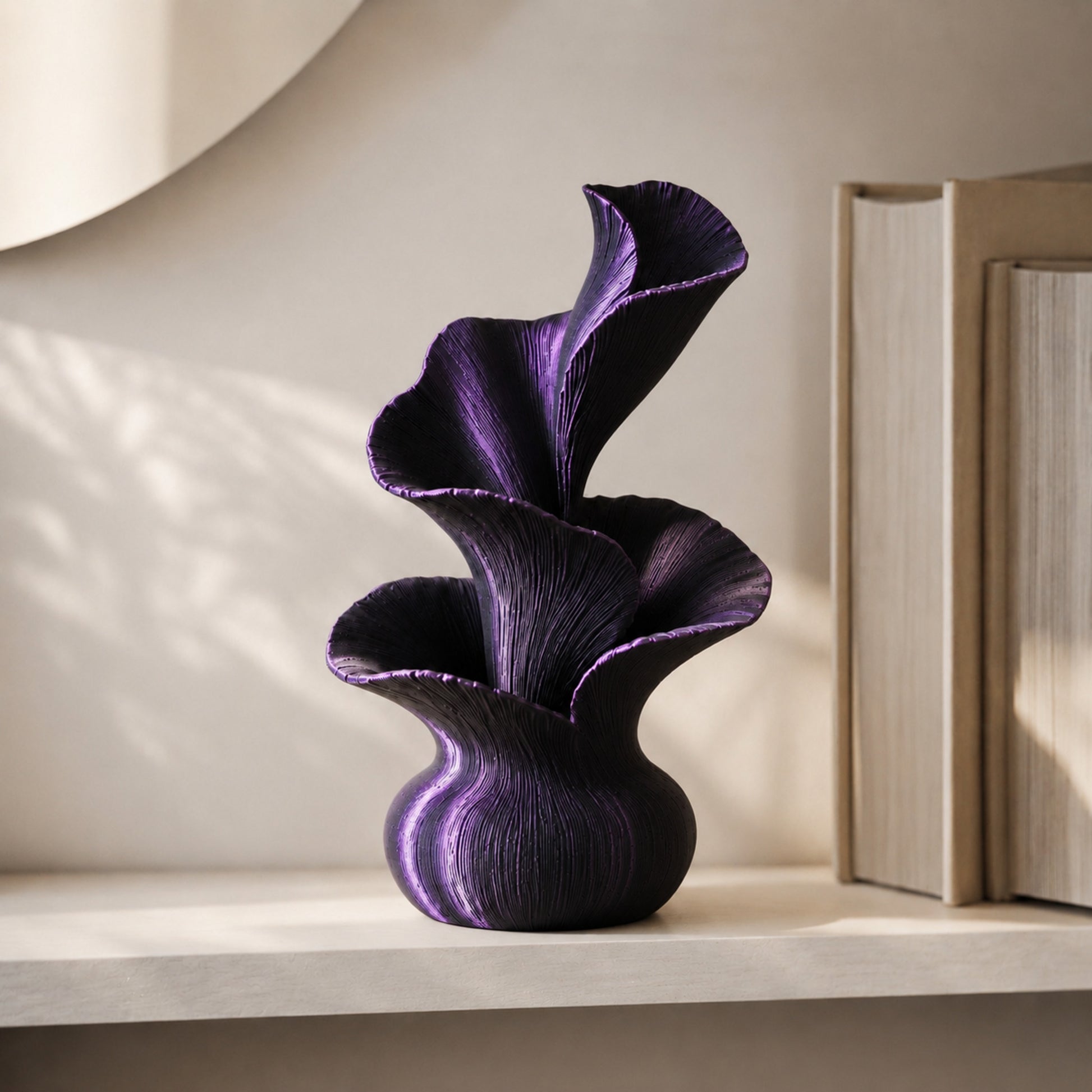 Escultura decorativa de pétalas curvas em movimento, na cor preta e roxa