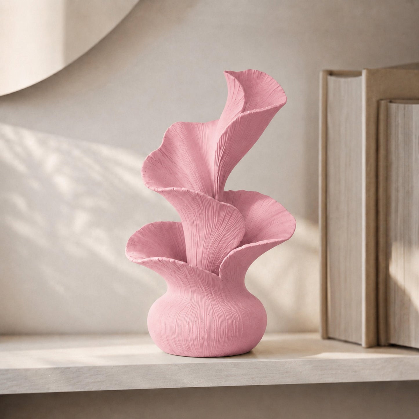 Escultura decorativa de pétalas curvas em movimento, na cor rosa