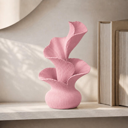 Escultura decorativa de pétalas curvas em movimento, na cor rosa