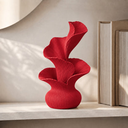 Escultura decorativa de pétalas curvas em movimento, na cor vermelha