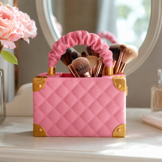 Vaso bolsa de luxo rosa pastel com pincéis de maquiagem na penteadeira
