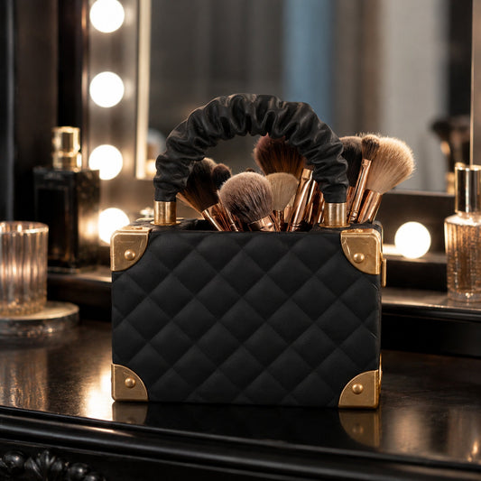 Vaso bolsa de luxo preto fosco com dourado em penteadeira iluminada