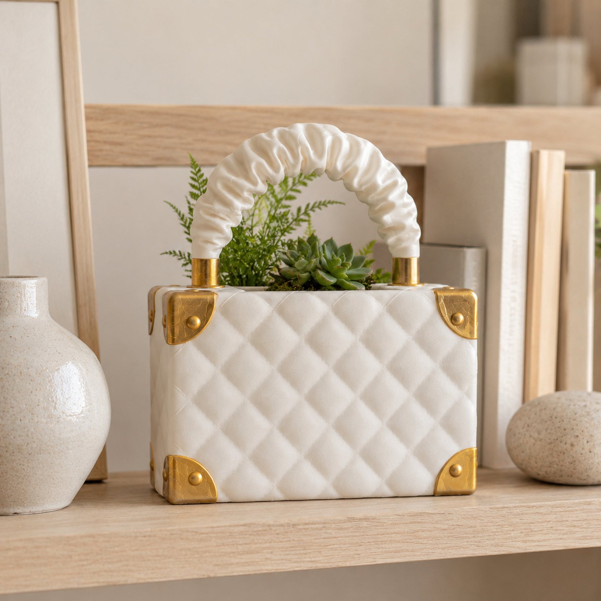 Vaso bolsa de luxo branco pérola com plantinhas em prateleira