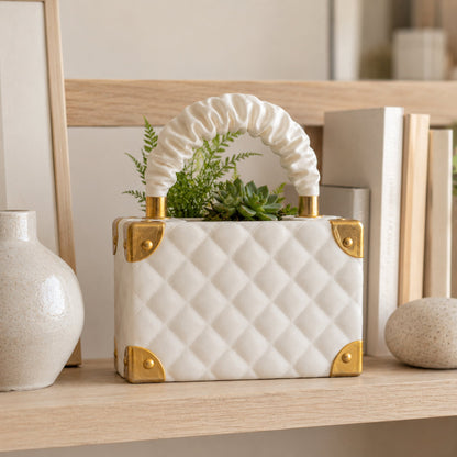 Vaso bolsa de luxo branco pérola com plantinhas em prateleira