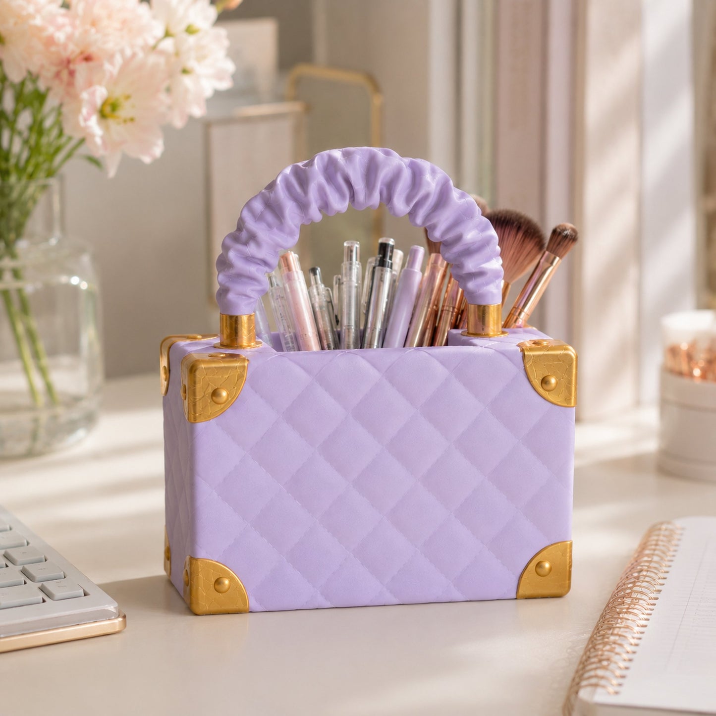 Vaso bolsa de luxo lilás como porta-canetas em escrivaninha