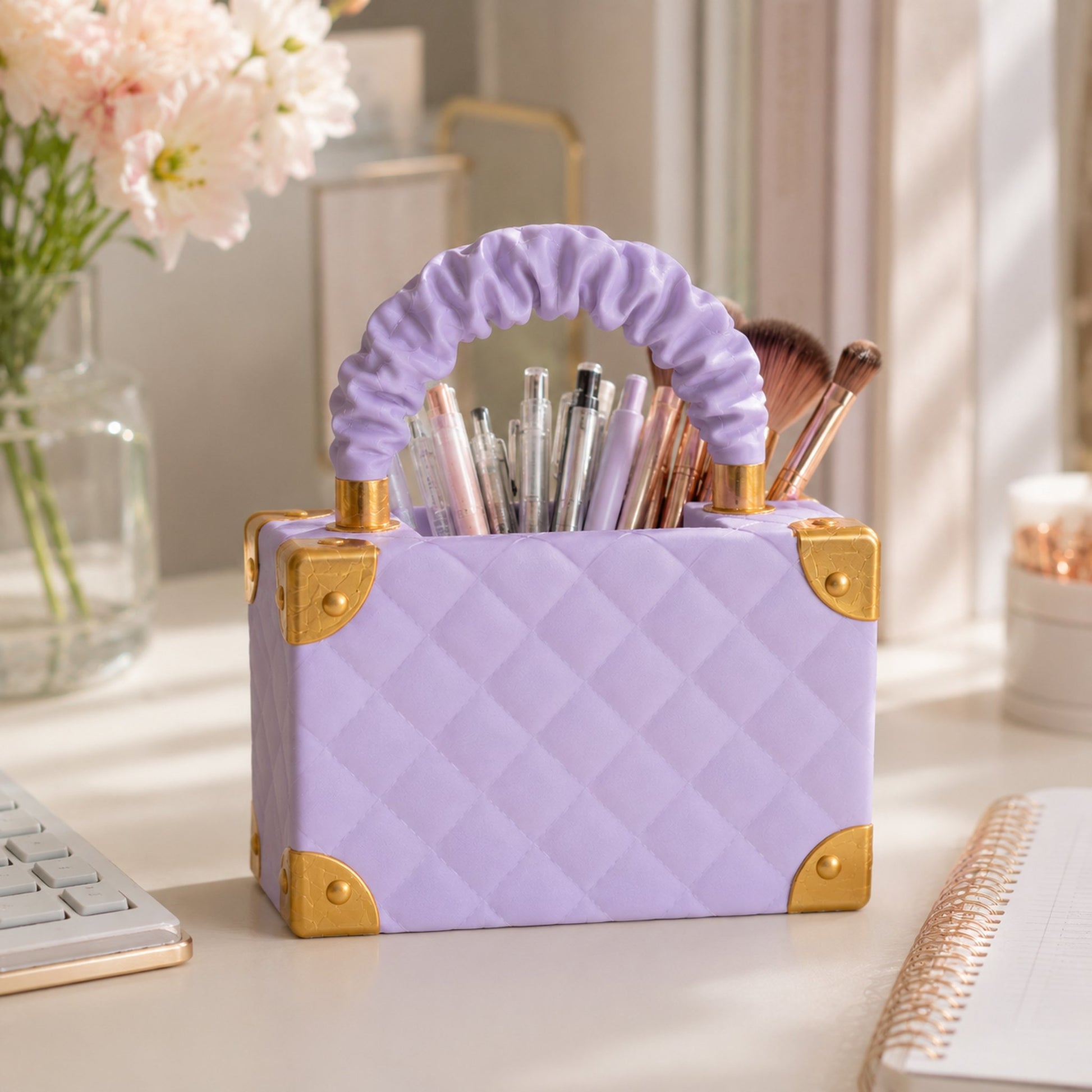 Vaso bolsa de luxo lilás como porta-canetas em escrivaninha