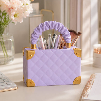 Vaso bolsa de luxo lilás como porta-canetas em escrivaninha