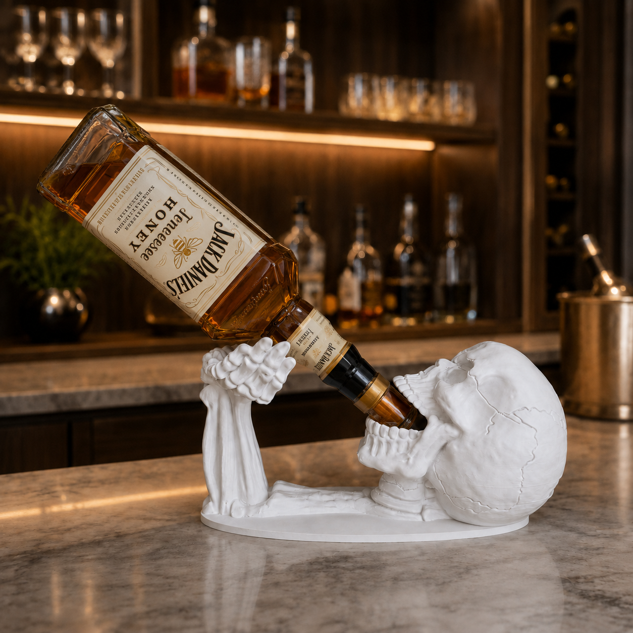 Calavera caveira porta-garrafas branca segurando garrafa de whisky sobre bancada